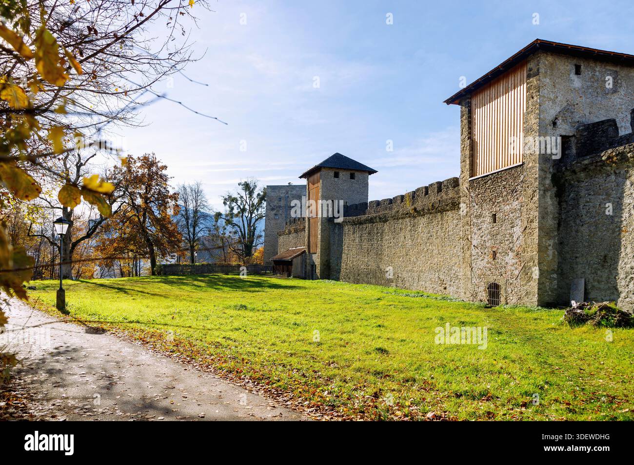 Difesa civile e alberi autunnali sul Mönchsberg, Salisburgo, Salisburgo, Austria Foto Stock