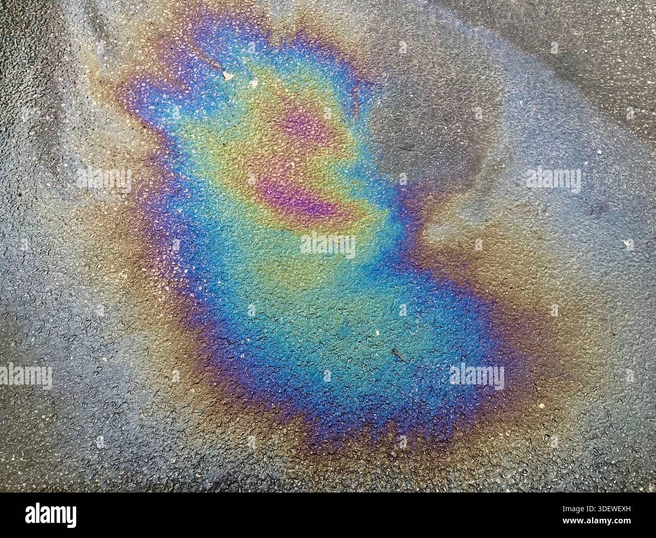 Un modello di impatto cosmico o meteoritico che è formato da un'interferenza di una pellicola di olio sulla superficie dell'acqua Foto Stock