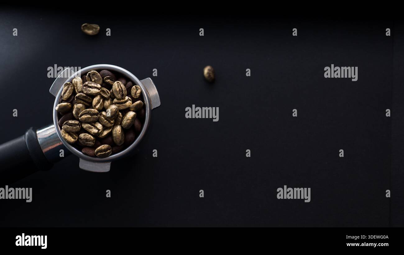 chicchi di caffè dorati in un portafiltro espresso su sfondo scuro, simboleggiano l'aumento dei prezzi, l'inflazione, il lusso, l'esclusività e i prodotti premium. Foto Stock