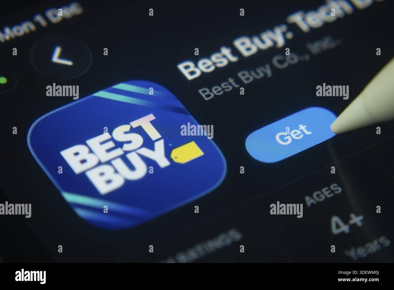 Dhaka, Bangladesh - 1 dicembre 2025: Primo piano dell'icona dell'app Best Buy nell'App Store su uno schermo iPad Foto Stock