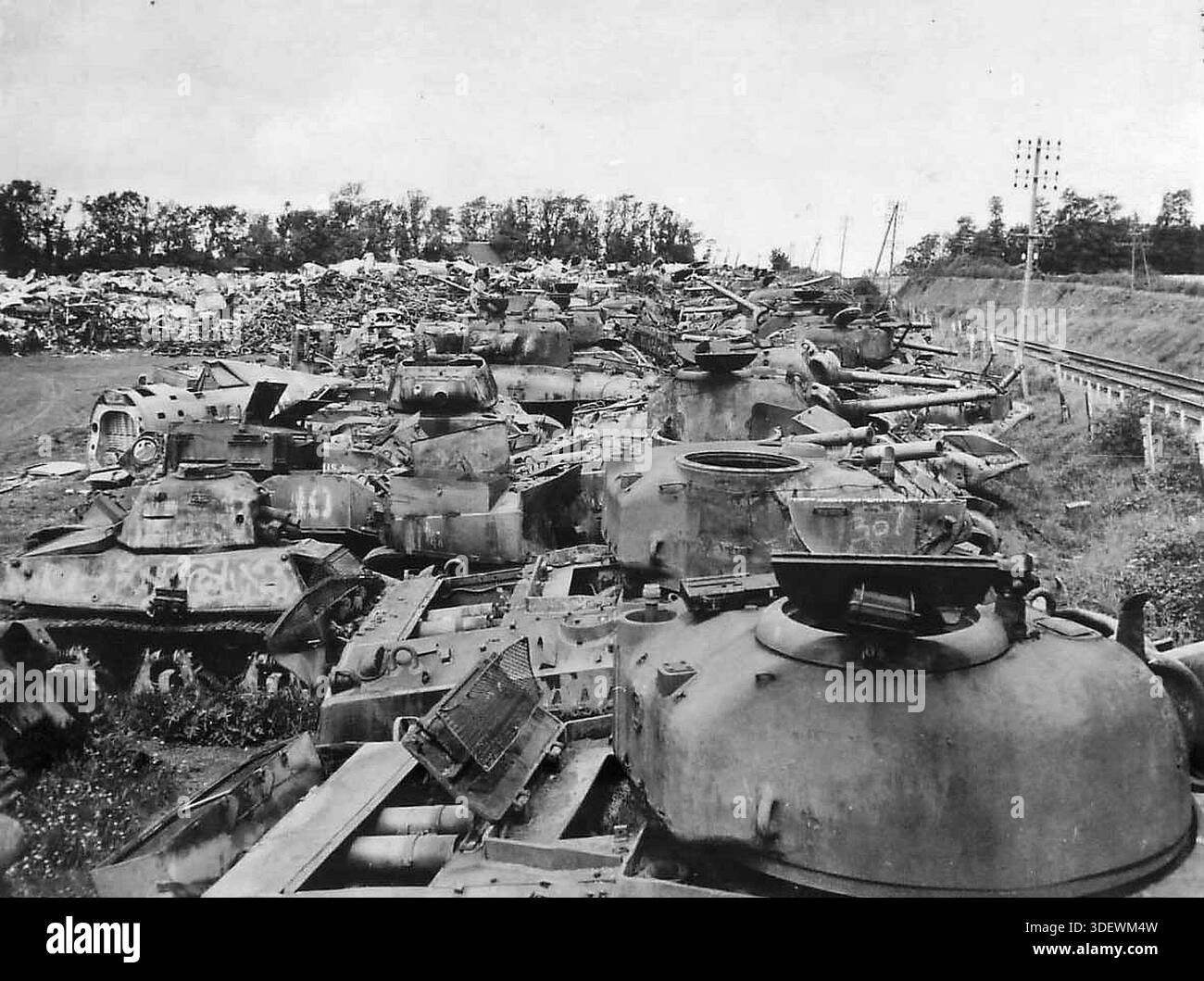 Un enorme mucchio di carri armati americani e tedeschi naufragati vicino a Utah Beach dopo lo sbarco in Normandia del D-Day del giugno 1944. Il 6 giugno 1944 un'enorme forza d'invasione Alllied che coinvolgeva 7000 navi e 140.000 uomini sbarcò con successo sulla costa francese e stabilì cinque teste di spiaggia. Una campagna di inganno di successo significò che gran parte della resistenza tedesca si trovava a Calais e le perdite furono relativamente poche per le dimensioni e i rischi dell'operazione. Foto Stock