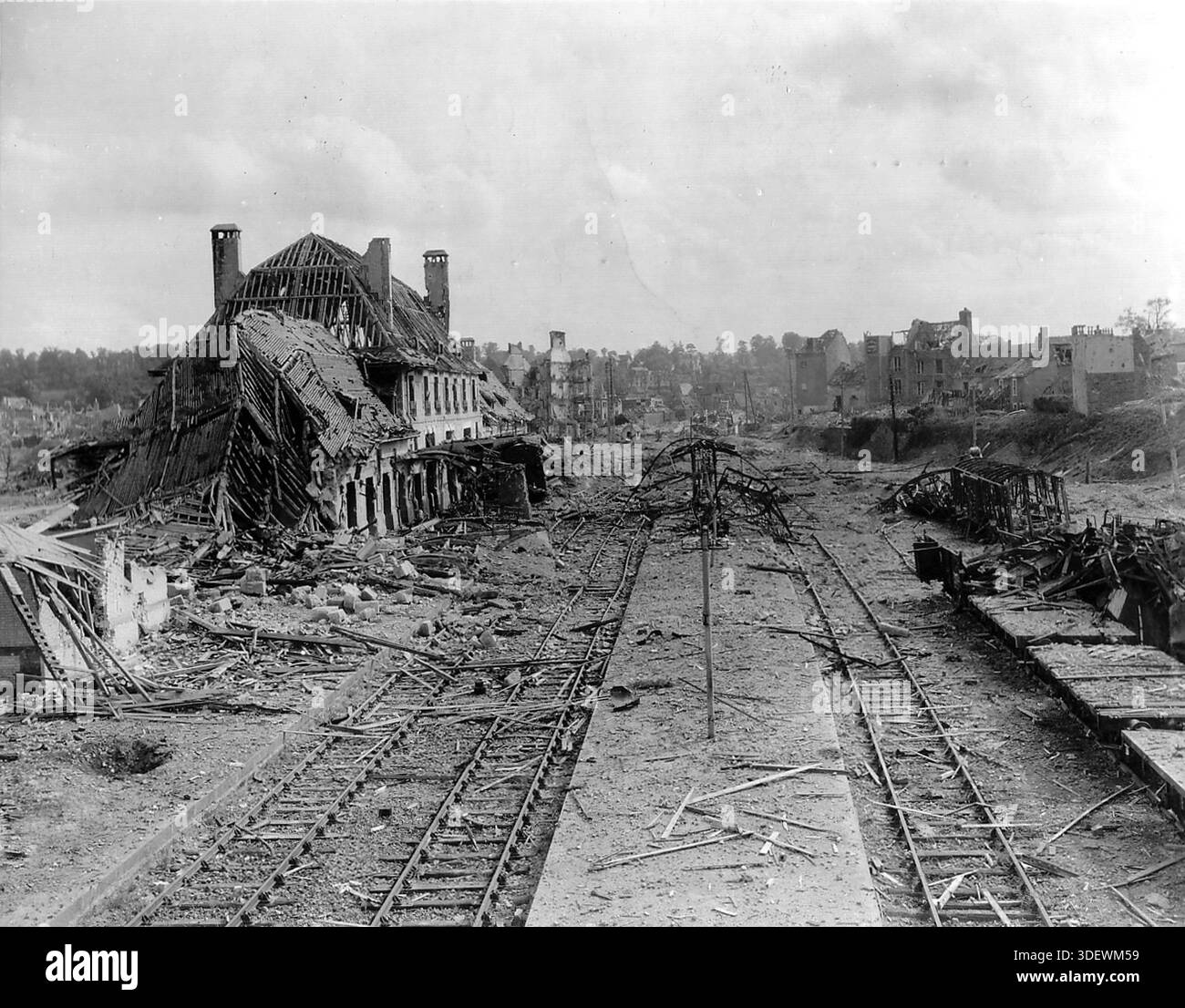 Le rovine della stazione ferroviaria di St Lô nel 1944. St Lô fu pesantemente bombardata dagli Alleati per impedire ai tedeschi di usarla come base. La città fu distrutta al 95%. Il 6 giugno 1944 un'enorme forza d'invasione Alllied che coinvolgeva 7000 navi e 140.000 uomini sbarcò con successo sulla costa francese e stabilì cinque teste di spiaggia. Una campagna di inganno di successo significò che gran parte della resistenza tedesca si trovava a Calais e le perdite furono relativamente poche per le dimensioni e i rischi dell'operazione. Foto Stock