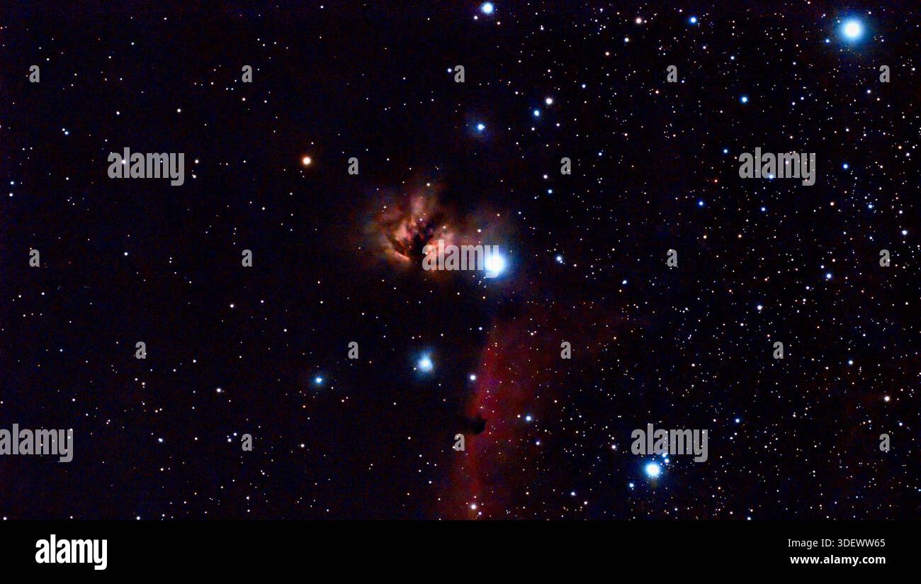 Una nebulosa vibrante e un fitto campo stellare riempiono una scena spaziale profonda, mostrando blu, rossi e punti luminosi. Evoca stupore, meraviglia ed esplorazione della V Foto Stock