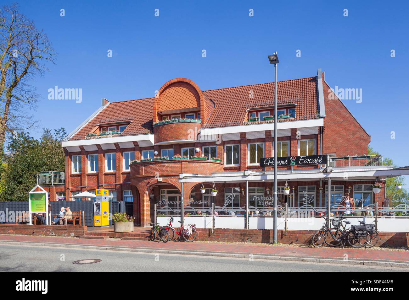 Casa in mattoni con gelateria, Ritterhude, quartiere di Osterholz, bassa Sassonia, Germania, Europa Foto Stock