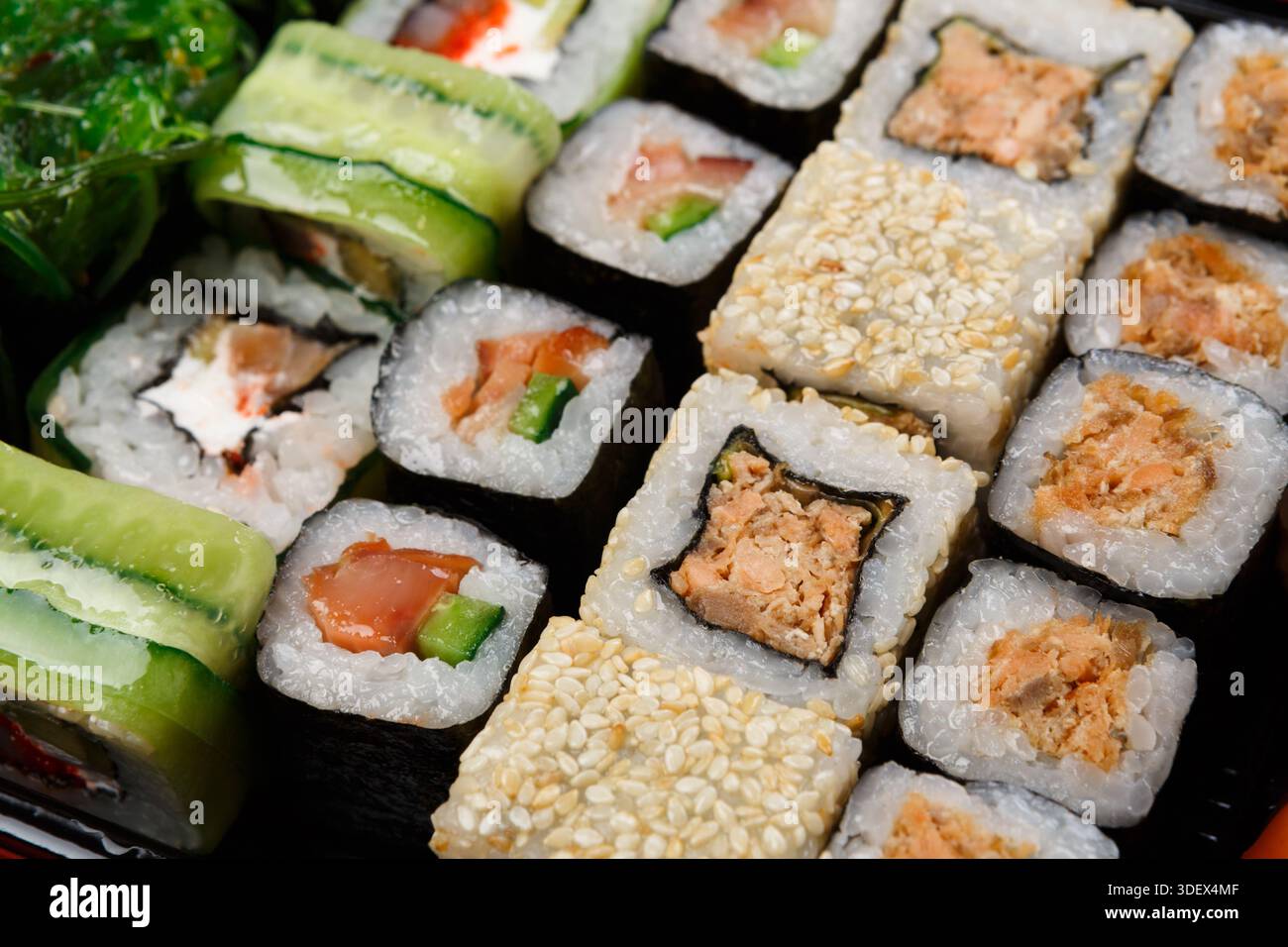 Primo piano su un colorato sushi set, sfondo Foto Stock