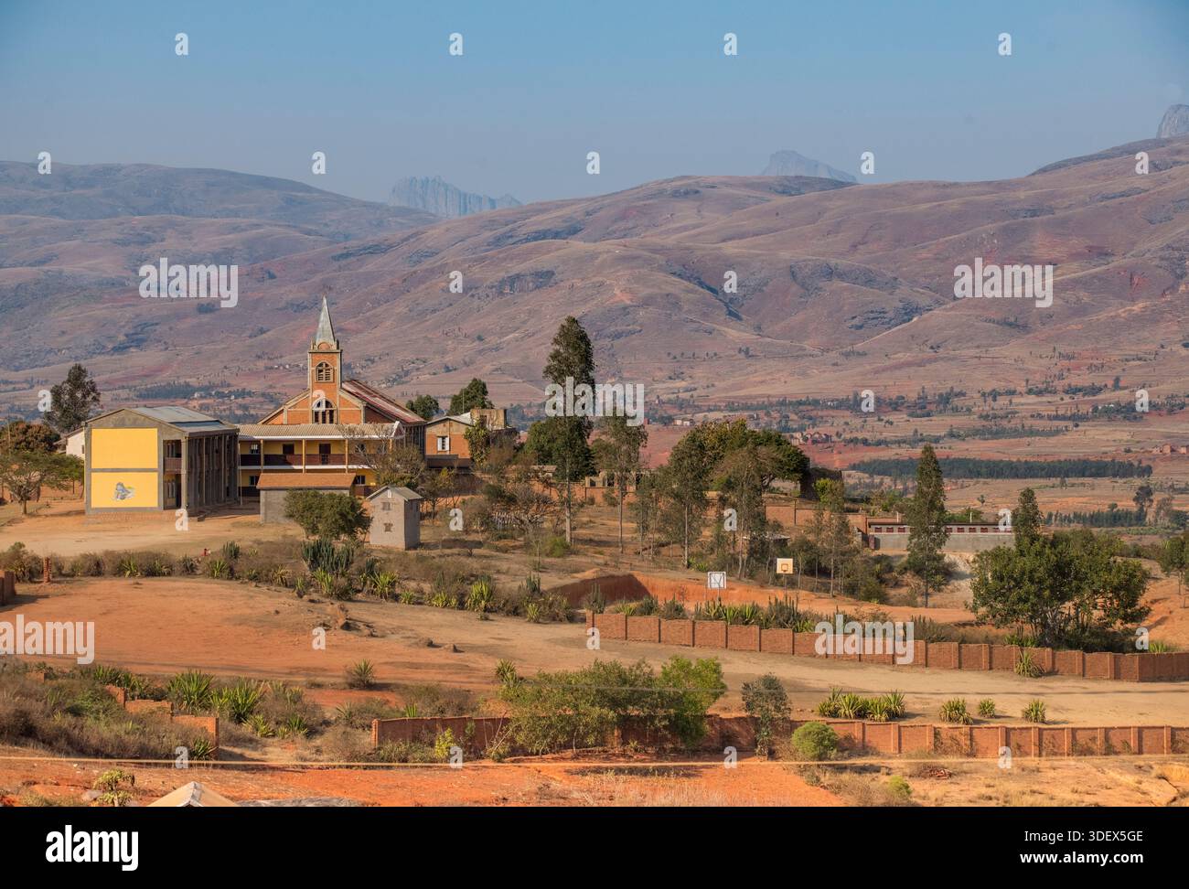 Vista panoramica dei paesaggi che circondano Ambalavao, presa dal mercato del bestiame. Ambalavao, Madagascar. Foto Stock
