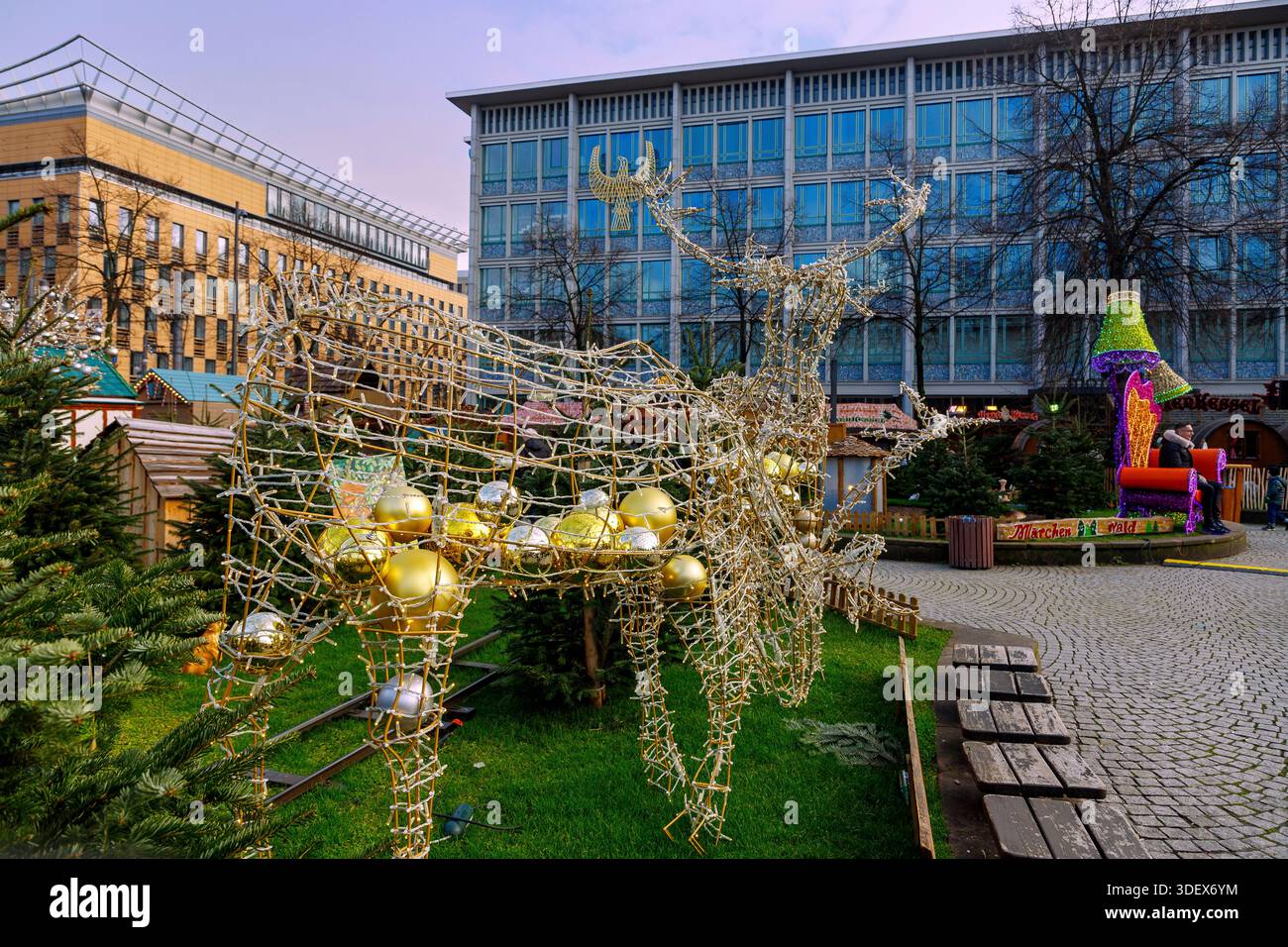 Mercatino di Natale di Mannheim a Paradeplatz con sculture di animali nella Foresta delle fiabe di Mannheim, Mannheim, Baden-Württemberg, Germania Foto Stock