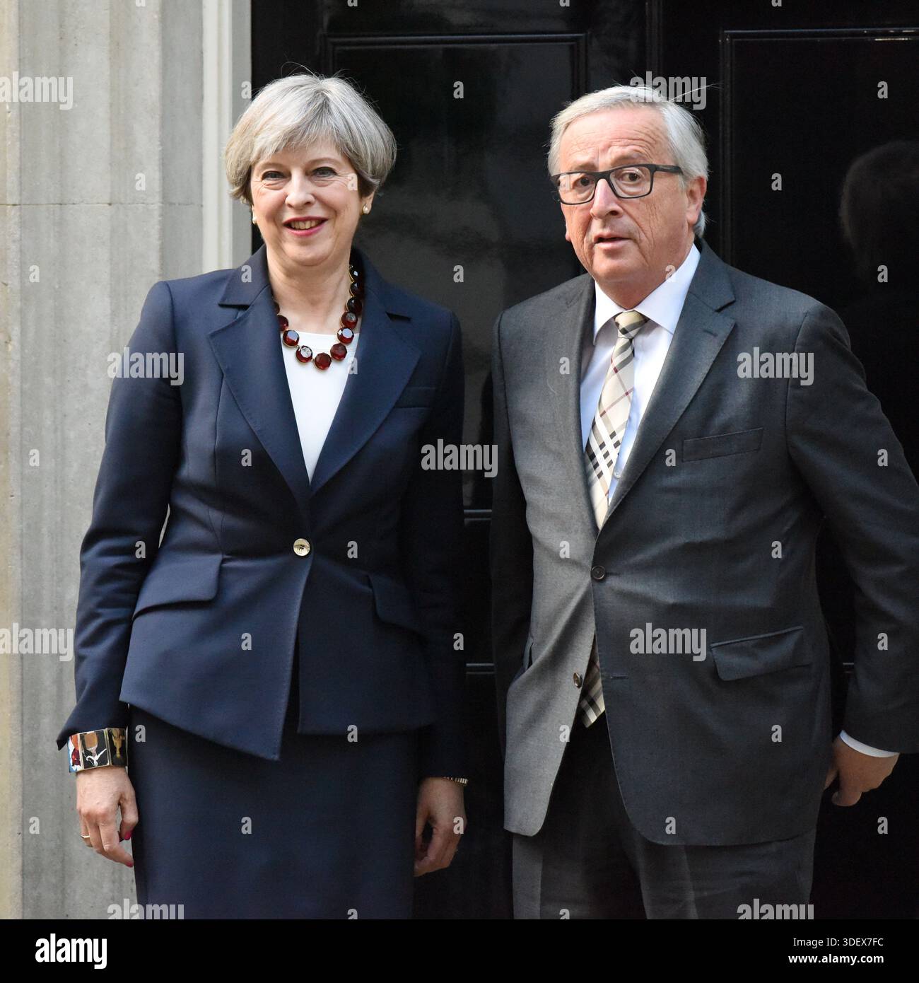 Londra, Regno Unito. 26 Aprile, 2017. Il primo ministro Theresa Maggio ospita il Presidente della Commissione Europea Jean Claude Juncker al 10 di Downing Street. Foto Stock