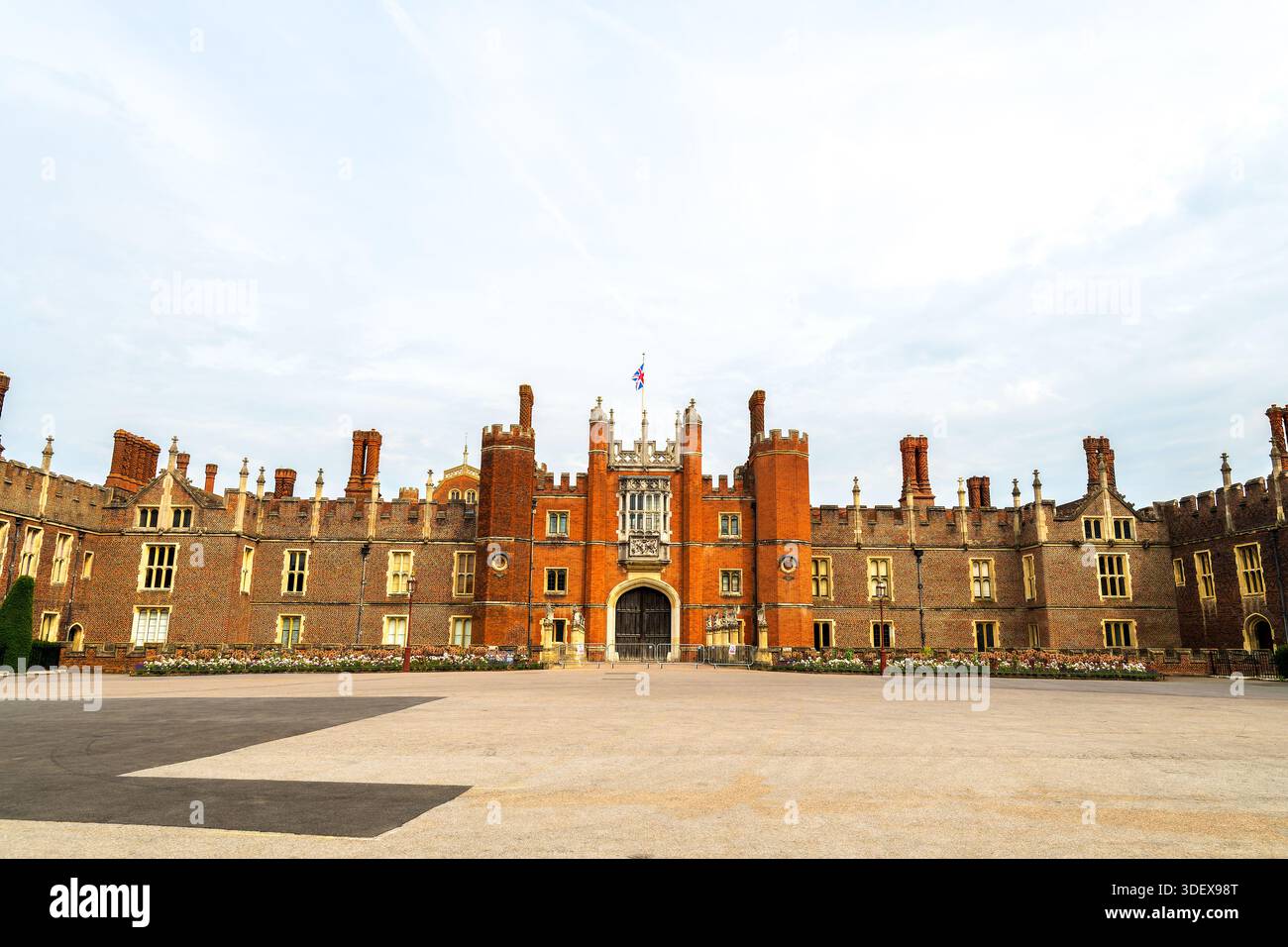 Vista frontale dell'Hampton Court Palace, una storica residenza reale famosa per l'architettura Tudor e collegata al re Enrico VIII Foto Stock