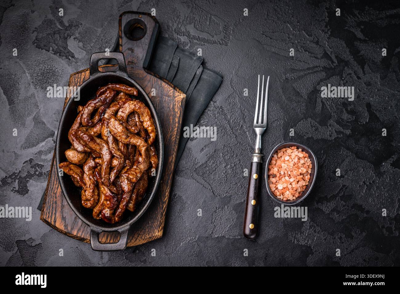 Piatto caldo Bulgogi di carne di manzo coreana. sfondo nero. vista dall'alto. Foto Stock