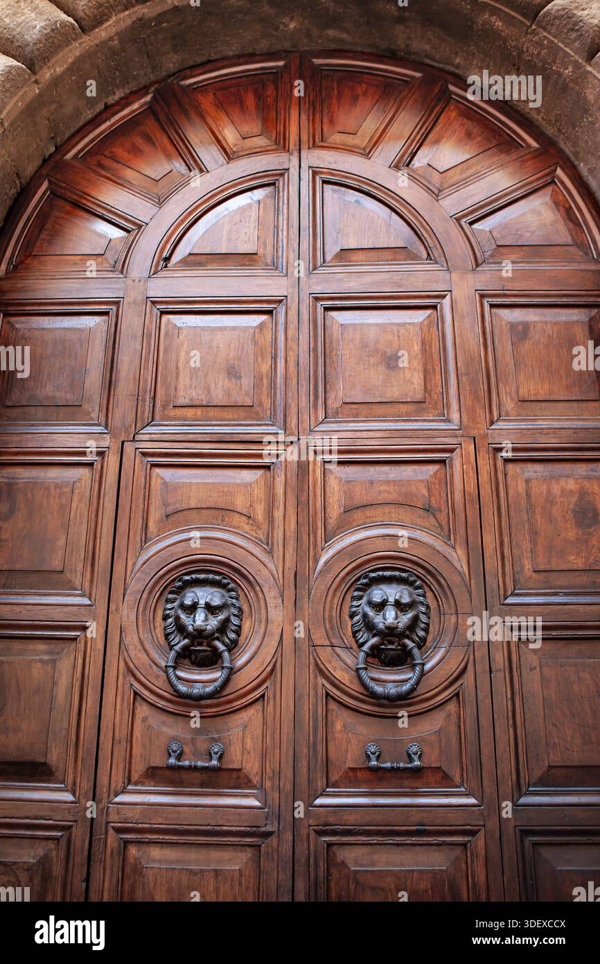 Porta di legno e battitori in una villa italiana Foto Stock