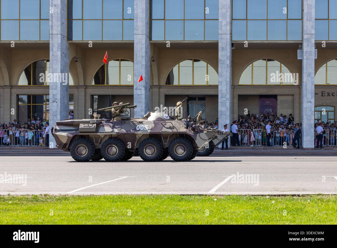 Soldati con lanciarazzi antiaerei Igla che gestiscono veicoli militari APC BTR-80 in strada durante la parata della vittoria a Bishkek, Kirghizistan - 8 maggio 2025 Foto Stock