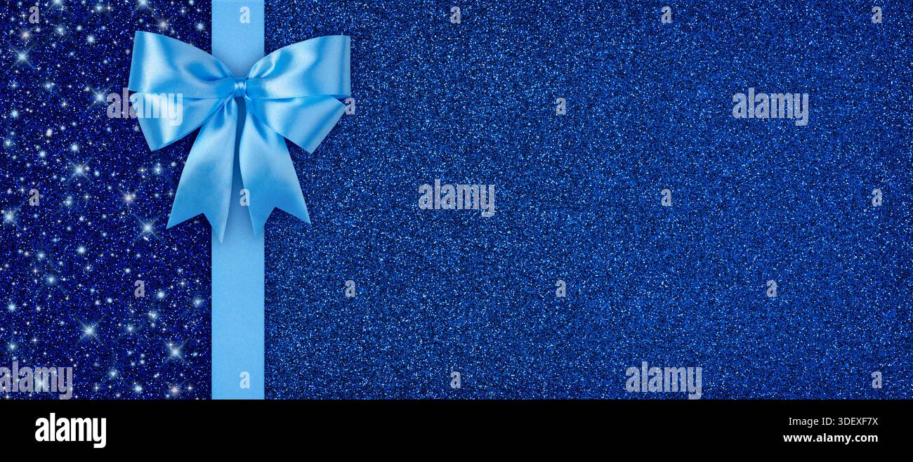 Carta regalo blu scintillante con vista dall'alto dell'arco del nastro e spazio copia Foto Stock