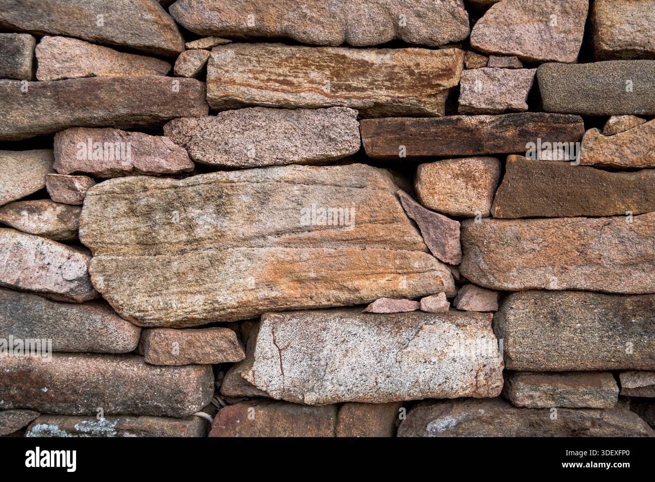 Dettaglio di un muro di pietra a secco su un rifugio per tori presso il campeggio Iataranomby - uno dei campeggi selvatici designati all'interno del Parco Nazionale Andringitra, Madagascar. Foto Stock