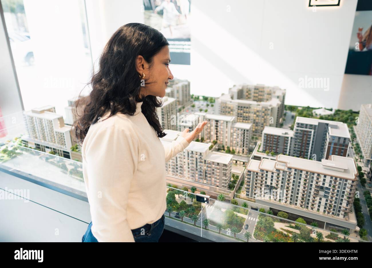 Consulente immobiliare che presenta un modello di progetto residenziale di alta qualità a potenziali acquirenti Foto Stock