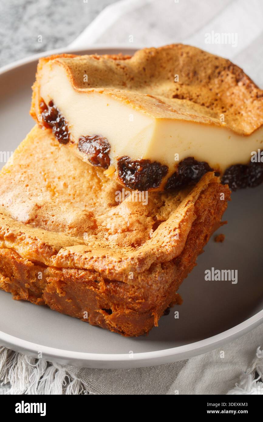 Far Breton è un delizioso dessert francese cotto al forno, che crea una consistenza densa e che viene esaltata dal sapore delle prugne secche e dal primo piano al rum Foto Stock