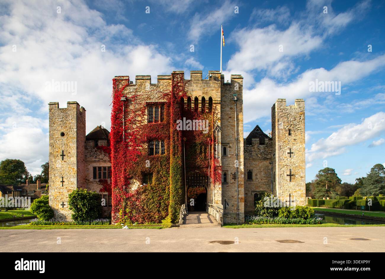 Hever Castle ha sparato dal fronte in una giornata di sole Foto Stock