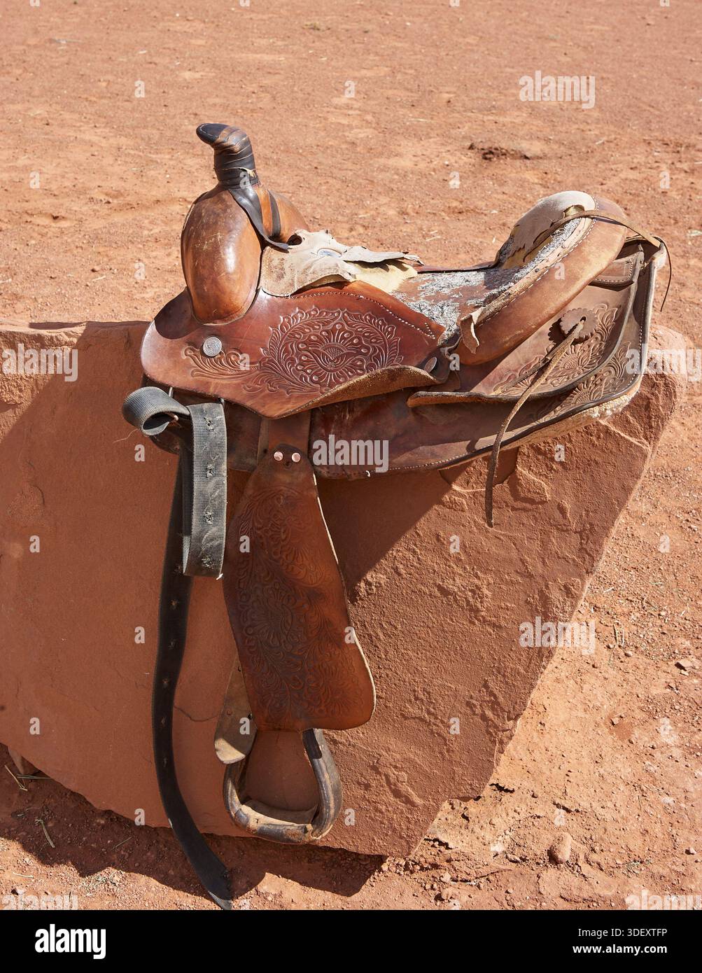 sella occidentale su roccia rossa nel deserto Foto Stock