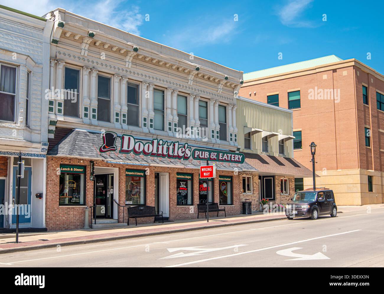 Doolittle's Pub and Eatery a Lancaster, Wisconsin, una popolare destinazione gastronomica locale in una piccola città. Foto Stock