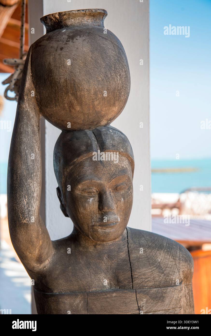 Sculture in legno raffiguranti una donna malgascia con una caraffa sulla testa, Hotel Salary Bay, Salary Bay, Madagascar Foto Stock