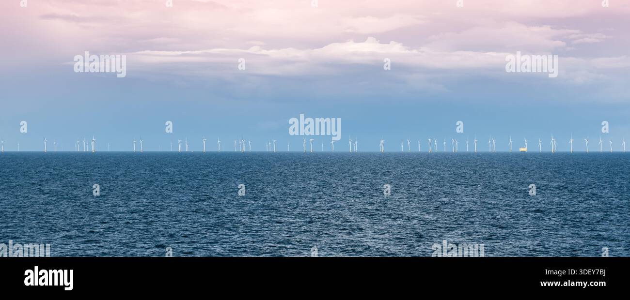 Parco eolico offshore. Turbine eoliche nel Mare del Nord visibili in lontananza Foto Stock