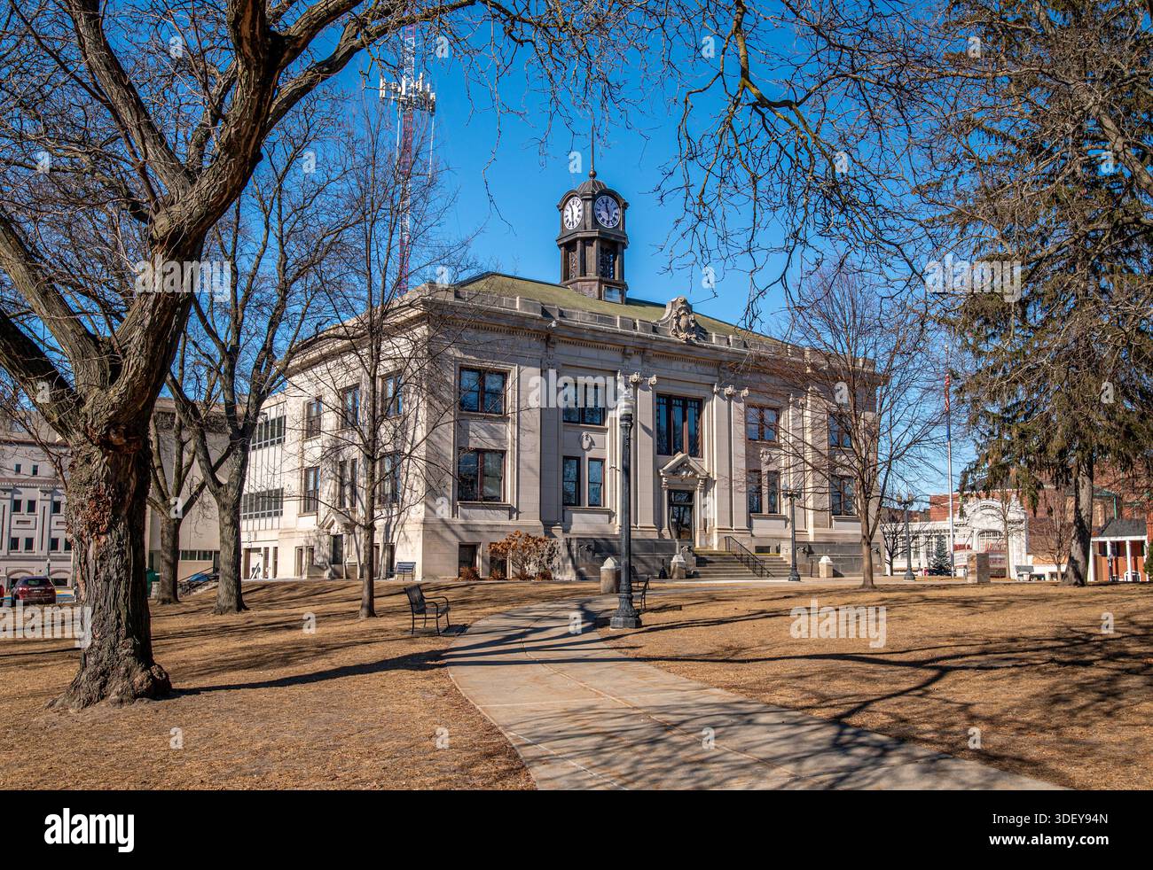 Sauk County Courthouse a Baraboo, Wisconsin, un edificio signorile con una torre dell'orologio a quattro lati, fotografato in un giorno d'inverno. Foto Stock