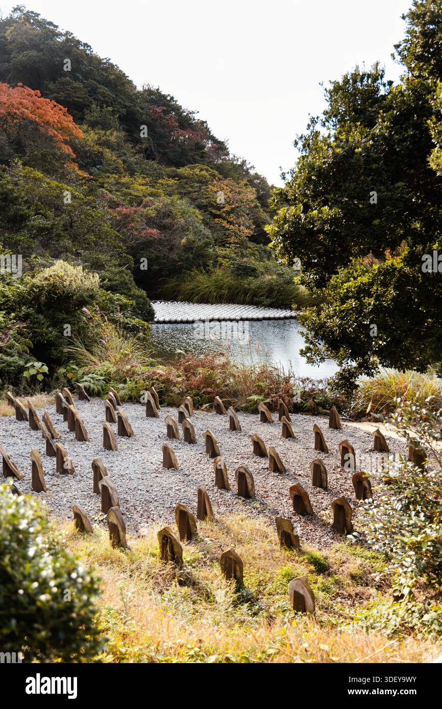 'Slavi Buddha 88' di Tsuyoshi Ozawa, 88 statue di Buddha realizzate con rifiuti industriali e Galleria della Valle del 'Giardino Narciso' di Kusama, Isola di Naoshima, J Foto Stock