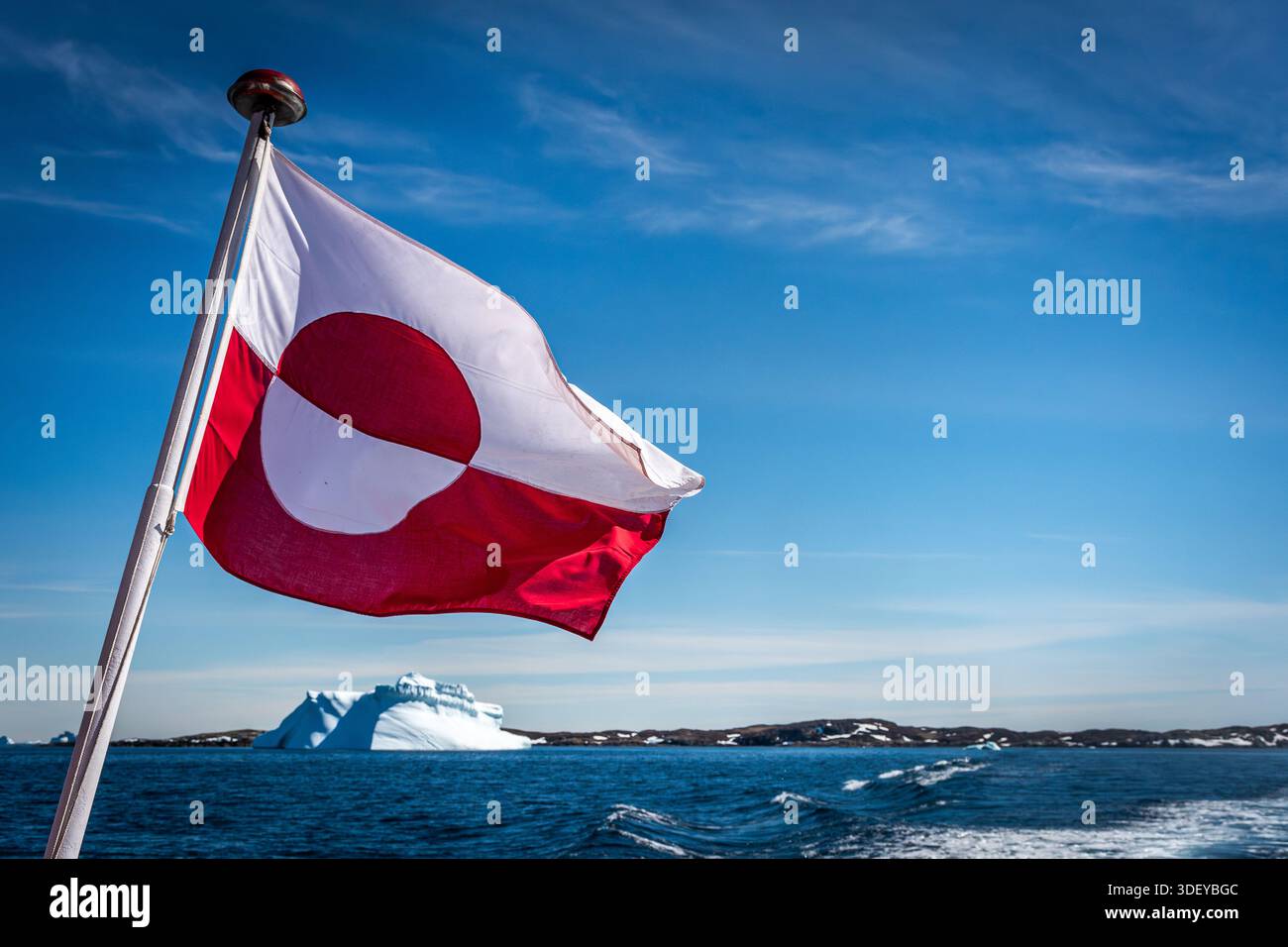 Disco Bay è un'ottima posizione per gli iceberg e alcuni dei più impressionanti che abbia trovato vicino a Ilulissat. La bandiera della Groenlandia sul Sarfaq Ittuk. Foto Stock