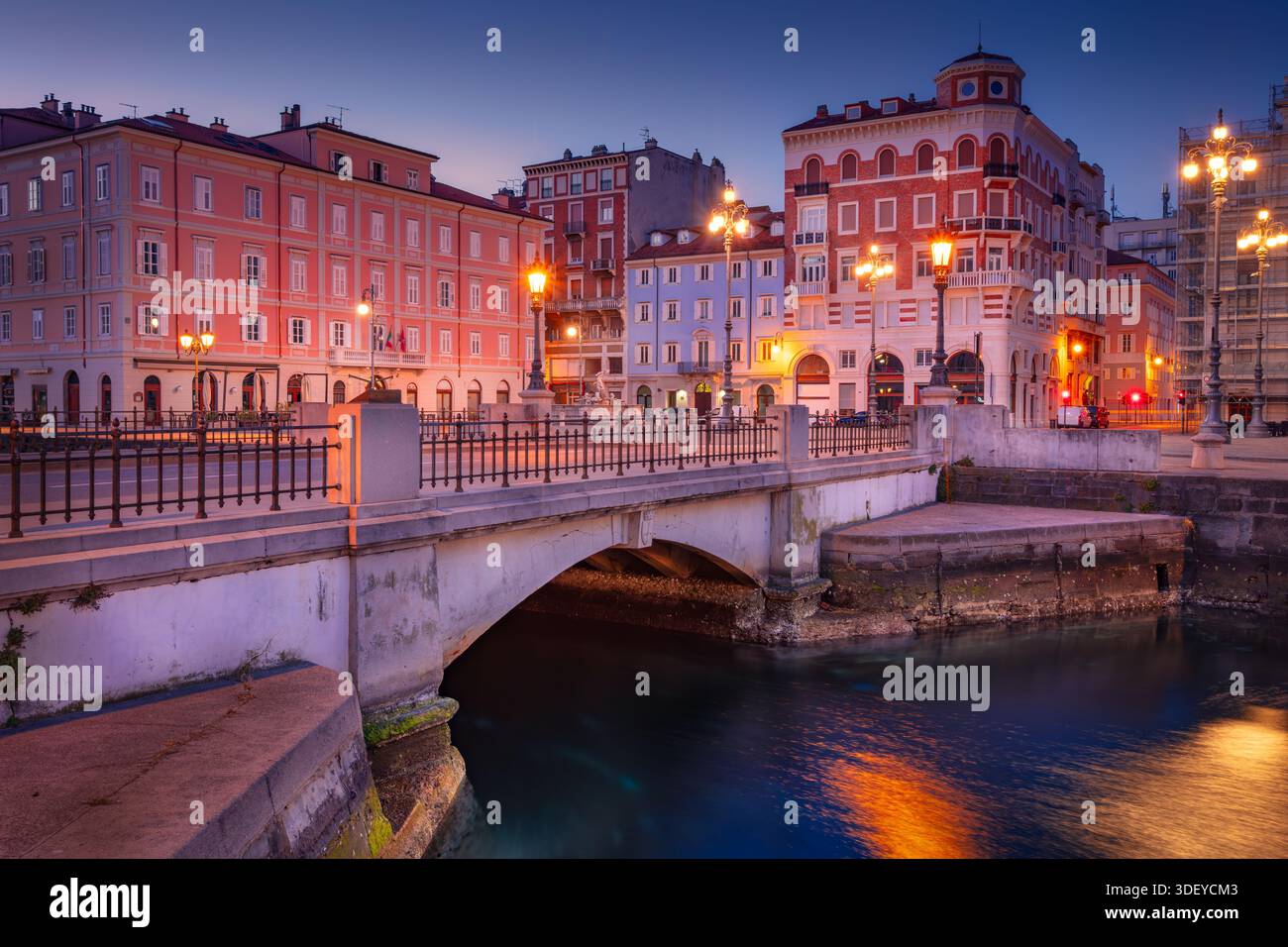 Trieste, Italia. Immagine del paesaggio urbano del centro di Trieste all'alba. Foto Stock