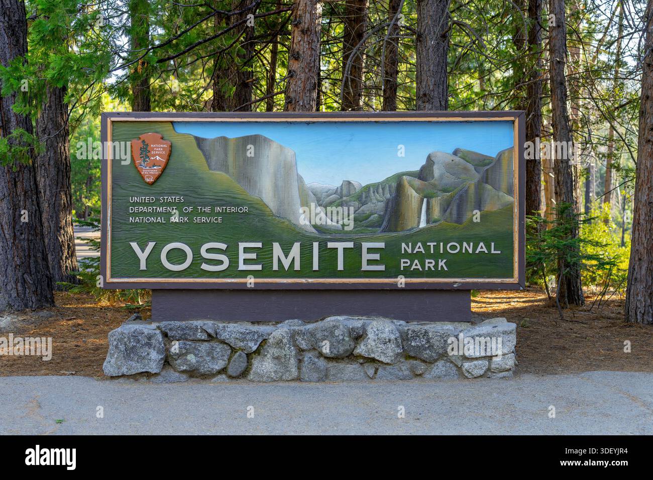 Cartello d'ingresso allo Yosemite National Park, gestito dal NP Service nella catena montuosa della Sierra Nevada in California, Stati Uniti, Nord America Foto Stock