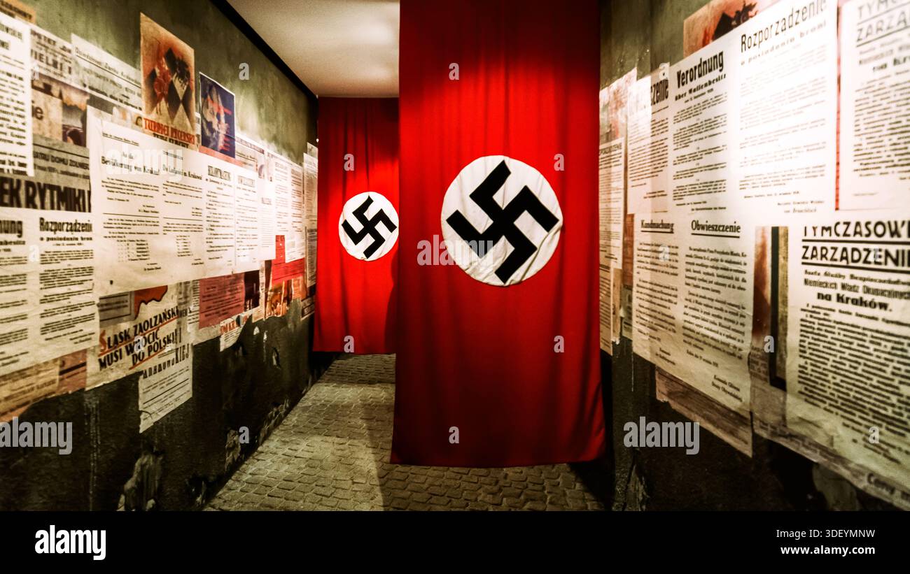 Cracovia, Polonia - 19 febbraio 2018: Corridoio con bandiere di svastica nazista e documenti di guerra esposti al museo Oskar Schindler Enamel Factory di Foto Stock