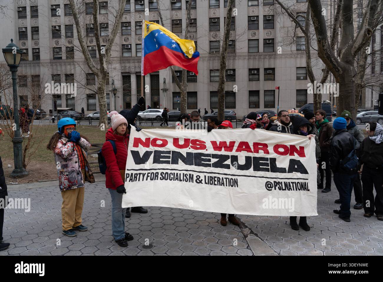 Centinaia di notizie e media, così come manifestanti con divergenze di opinione, hanno aspettato fuori dal tribunale degli Stati Uniti Daniel Patrick Moynihan a Lower Manhattan che il presidente Nicolás Maduro fosse consegnato per un'udienza giudiziaria dopo essere stato catturato in Venezuela e portato a New York per un processo. Foto Stock