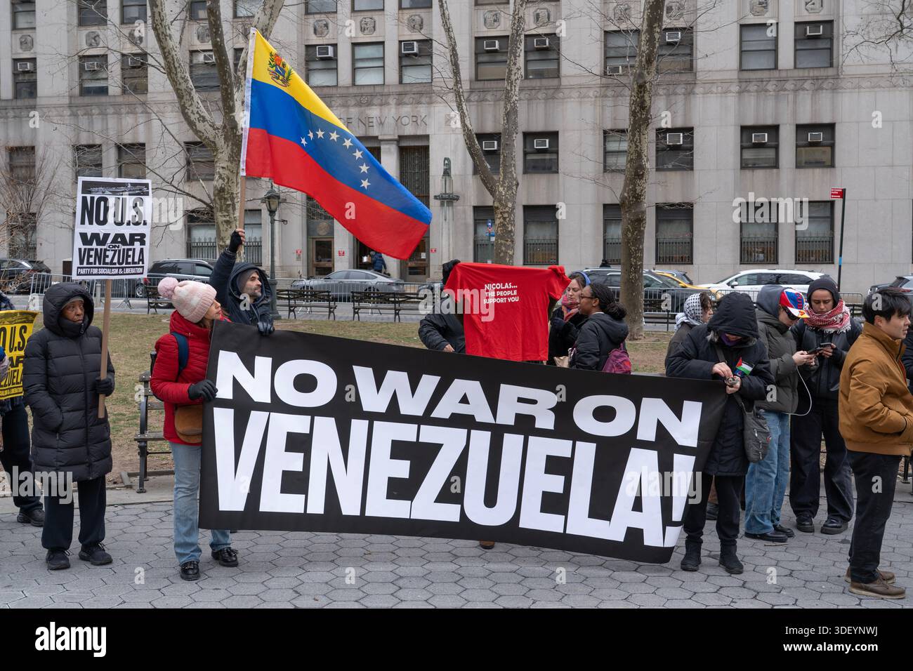 Centinaia di notizie e media, così come manifestanti con divergenze di opinione, hanno aspettato fuori dal tribunale degli Stati Uniti Daniel Patrick Moynihan a Lower Manhattan che il presidente Nicolás Maduro fosse consegnato per un'udienza giudiziaria dopo essere stato catturato in Venezuela e portato a New York per un processo. Foto Stock
