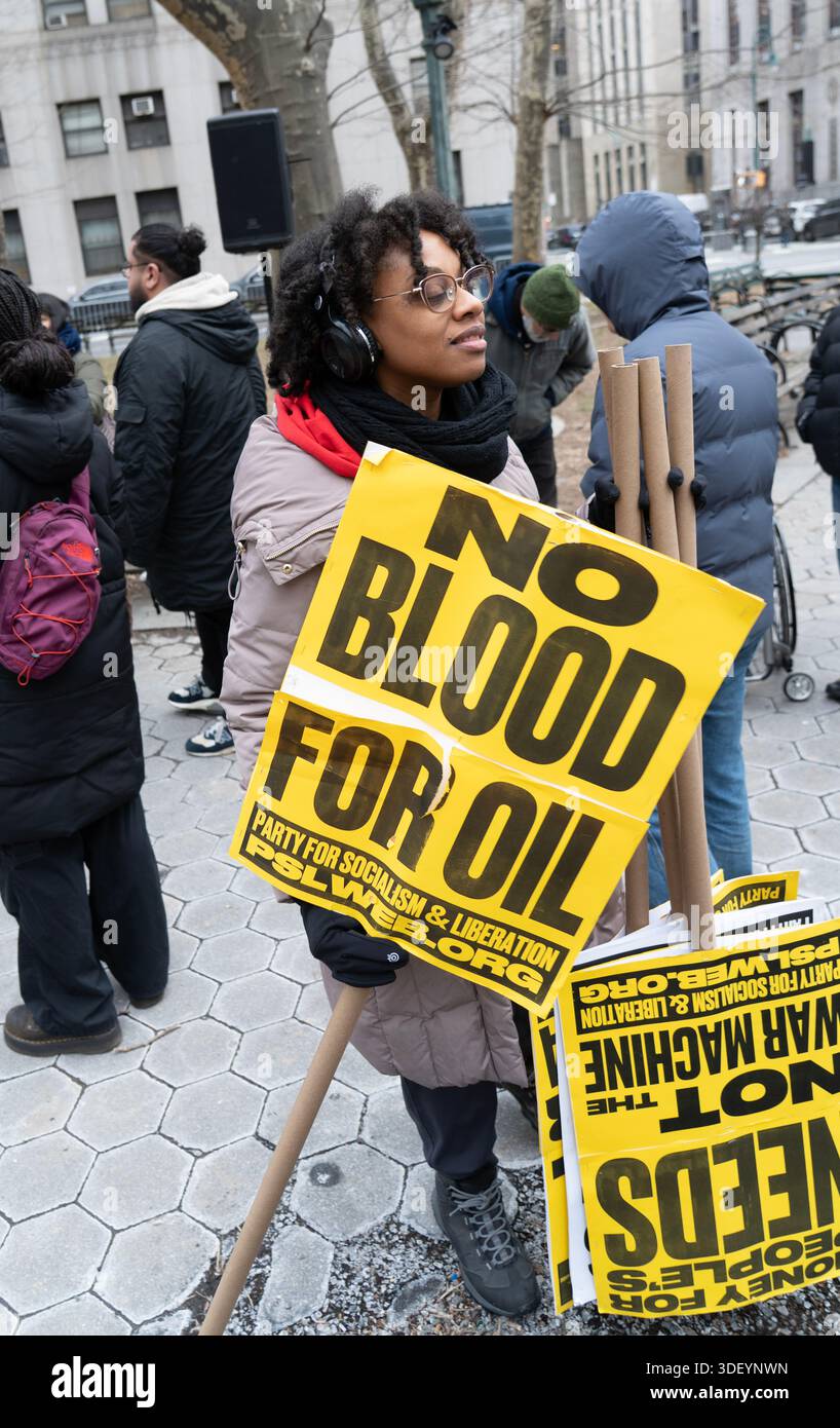 Centinaia di notizie e media, così come manifestanti con divergenze di opinione, hanno aspettato fuori dal tribunale degli Stati Uniti Daniel Patrick Moynihan a Lower Manhattan che il presidente Nicolás Maduro fosse consegnato per un'udienza giudiziaria dopo essere stato catturato in Venezuela e portato a New York per un processo. Foto Stock