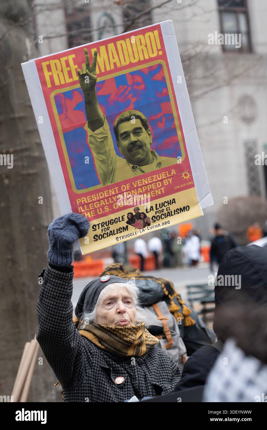 Centinaia di notizie e media, così come manifestanti con divergenze di opinione, hanno aspettato fuori dal tribunale degli Stati Uniti Daniel Patrick Moynihan a Lower Manhattan che il presidente Nicolás Maduro fosse consegnato per un'udienza giudiziaria dopo essere stato catturato in Venezuela e portato a New York per un processo. Foto Stock