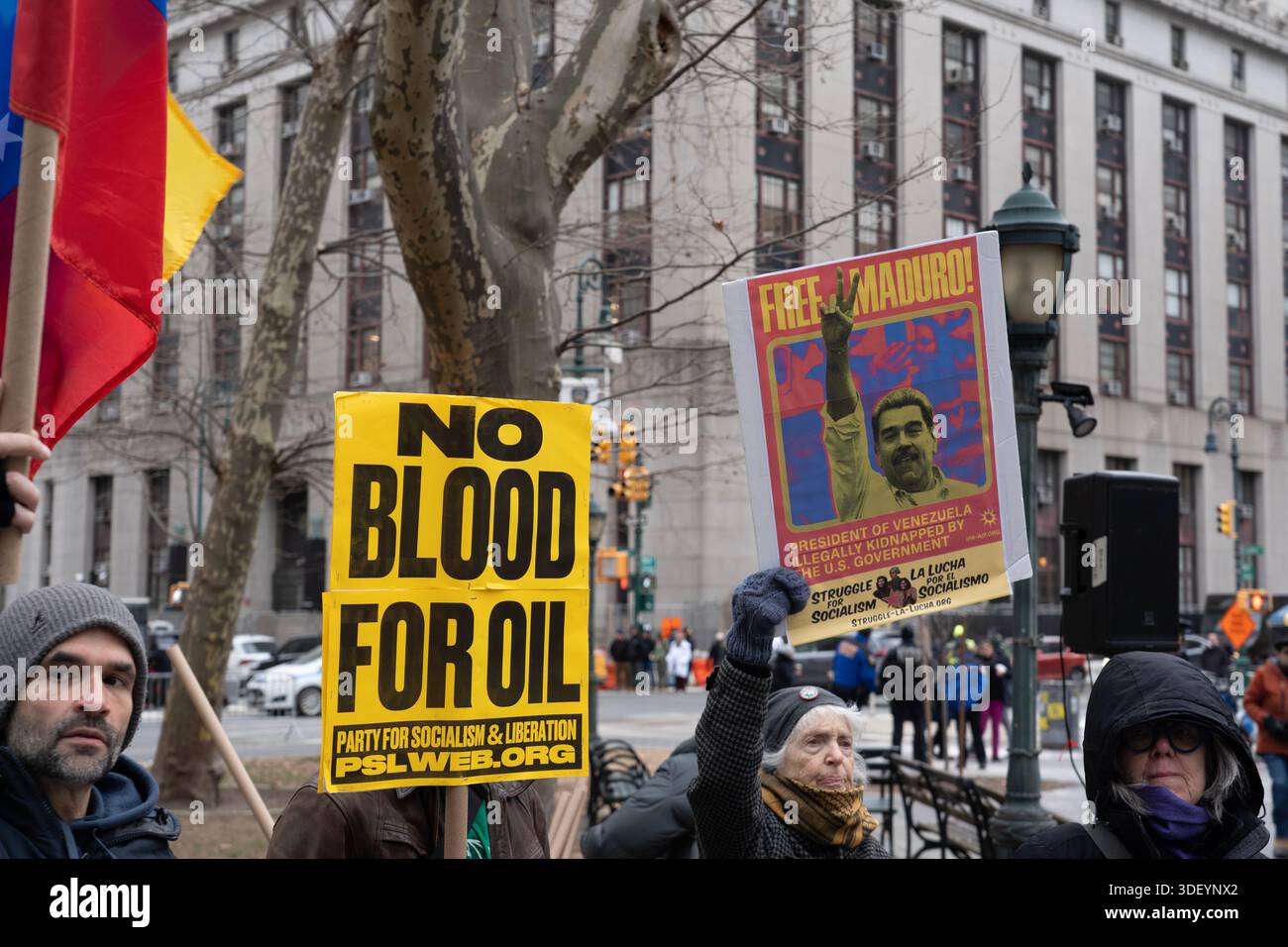 Centinaia di notizie e media, così come manifestanti con divergenze di opinione, hanno aspettato fuori dal tribunale degli Stati Uniti Daniel Patrick Moynihan a Lower Manhattan che il presidente Nicolás Maduro fosse consegnato per un'udienza giudiziaria dopo essere stato catturato in Venezuela e portato a New York per un processo. Foto Stock