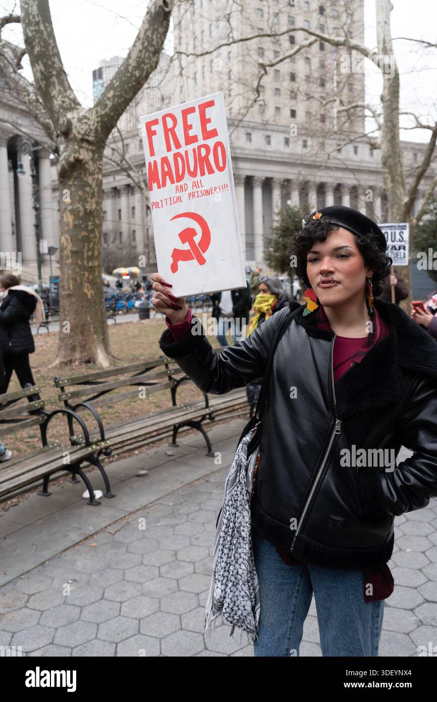 Centinaia di notizie e media, così come manifestanti con divergenze di opinione, hanno aspettato fuori dal tribunale degli Stati Uniti Daniel Patrick Moynihan a Lower Manhattan che il presidente Nicolás Maduro fosse consegnato per un'udienza giudiziaria dopo essere stato catturato in Venezuela e portato a New York per un processo. Foto Stock