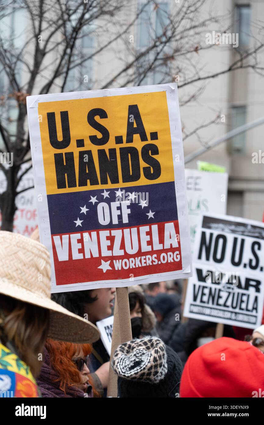 Centinaia di notizie e media, così come manifestanti con divergenze di opinione, hanno aspettato fuori dal tribunale degli Stati Uniti Daniel Patrick Moynihan a Lower Manhattan che il presidente Nicolás Maduro fosse consegnato per un'udienza giudiziaria dopo essere stato catturato in Venezuela e portato a New York per un processo. Foto Stock