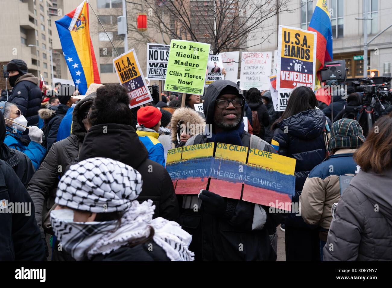 Centinaia di notizie e media, così come manifestanti con divergenze di opinione, hanno aspettato fuori dal tribunale degli Stati Uniti Daniel Patrick Moynihan a Lower Manhattan che il presidente Nicolás Maduro fosse consegnato per un'udienza giudiziaria dopo essere stato catturato in Venezuela e portato a New York per un processo. Foto Stock