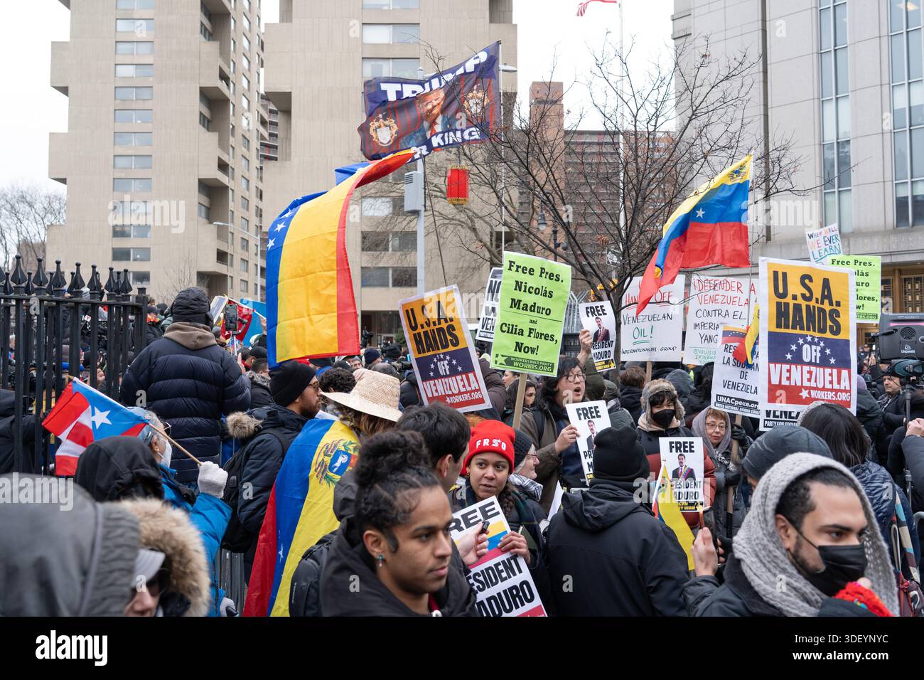 Centinaia di notizie e media, così come manifestanti con divergenze di opinione, hanno aspettato fuori dal tribunale degli Stati Uniti Daniel Patrick Moynihan a Lower Manhattan che il presidente Nicolás Maduro fosse consegnato per un'udienza giudiziaria dopo essere stato catturato in Venezuela e portato a New York per un processo. Foto Stock