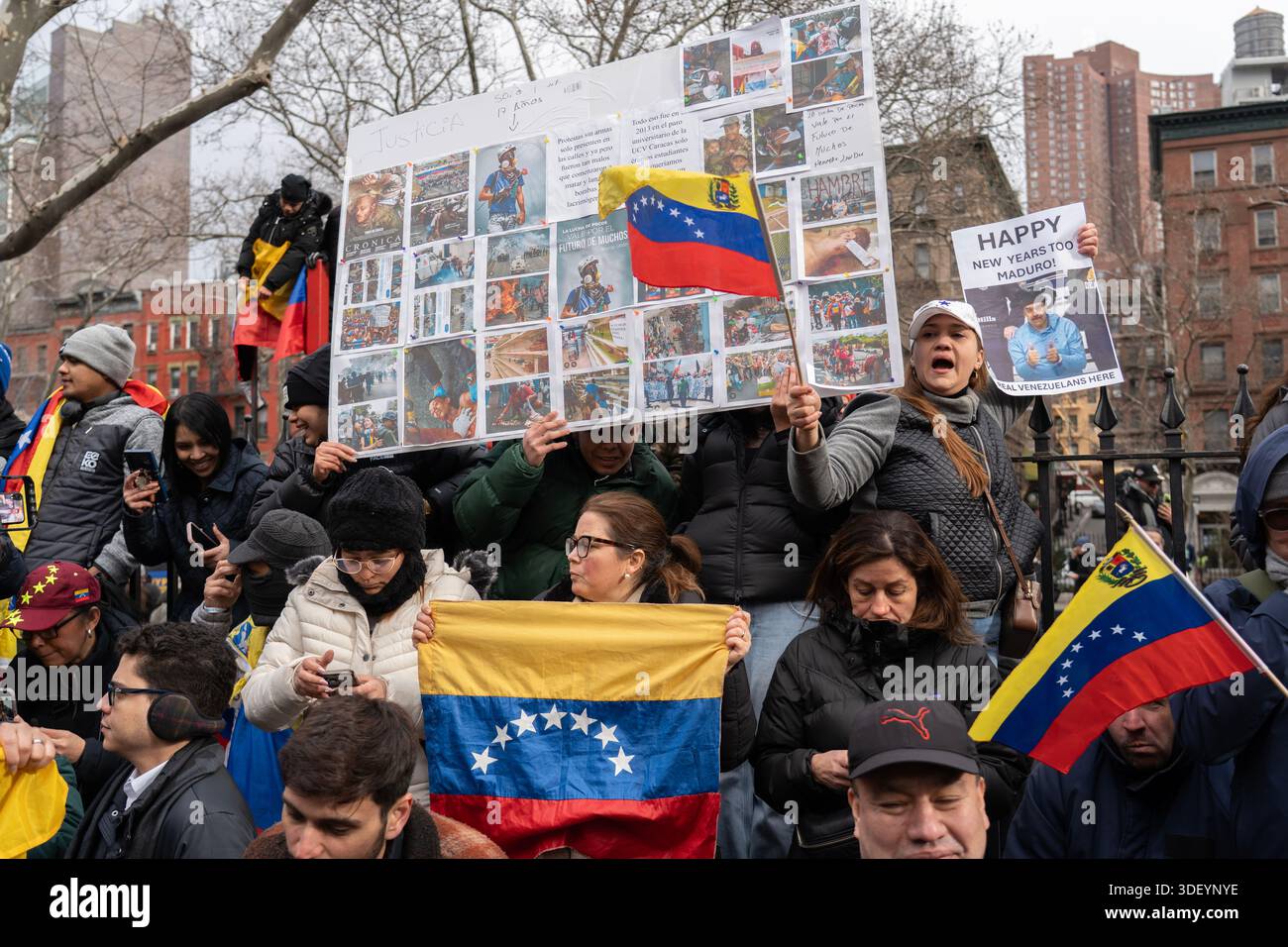 Centinaia di notizie e media, così come manifestanti con divergenze di opinione, hanno aspettato fuori dal tribunale degli Stati Uniti Daniel Patrick Moynihan a Lower Manhattan che il presidente Nicolás Maduro fosse consegnato per un'udienza giudiziaria dopo essere stato catturato in Venezuela e portato a New York per un processo. Foto Stock