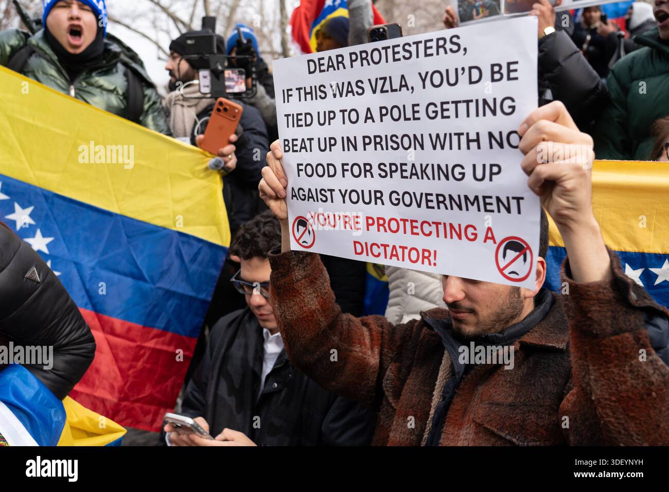 Centinaia di notizie e media, così come manifestanti con divergenze di opinione, hanno aspettato fuori dal tribunale degli Stati Uniti Daniel Patrick Moynihan a Lower Manhattan che il presidente Nicolás Maduro fosse consegnato per un'udienza giudiziaria dopo essere stato catturato in Venezuela e portato a New York per un processo. Foto Stock