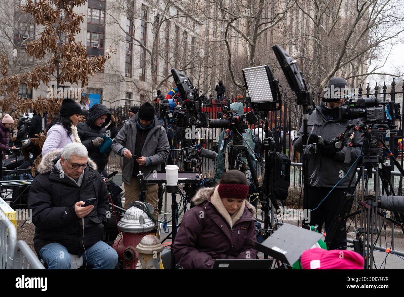 Centinaia di notizie e media, così come manifestanti con divergenze di opinione, hanno aspettato fuori dal tribunale degli Stati Uniti Daniel Patrick Moynihan a Lower Manhattan che il presidente Nicolás Maduro fosse consegnato per un'udienza giudiziaria dopo essere stato catturato in Venezuela e portato a New York per un processo. Foto Stock