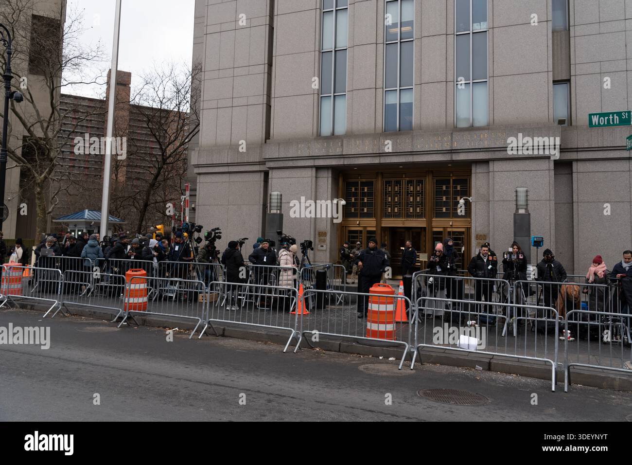 Centinaia di notizie e media, così come manifestanti con divergenze di opinione, hanno aspettato fuori dal tribunale degli Stati Uniti Daniel Patrick Moynihan a Lower Manhattan che il presidente Nicolás Maduro fosse consegnato per un'udienza giudiziaria dopo essere stato catturato in Venezuela e portato a New York per un processo. Foto Stock