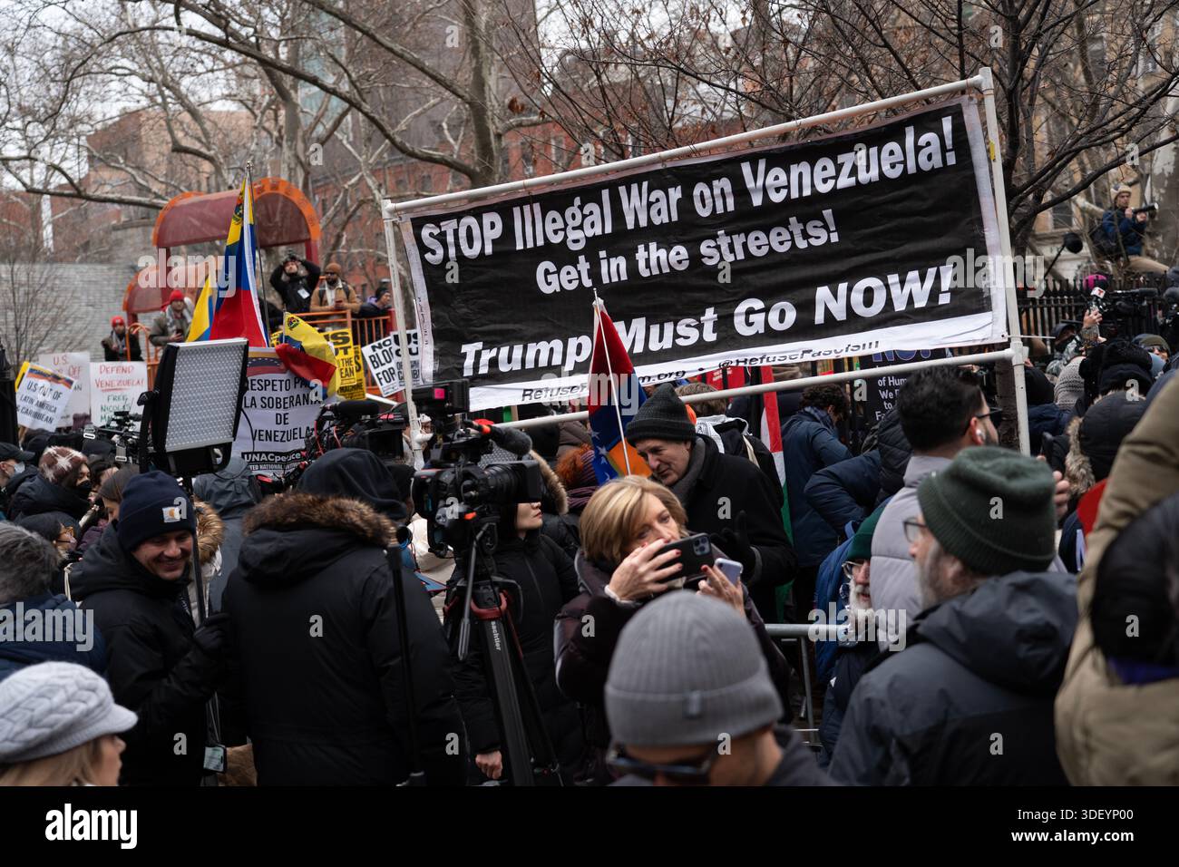 Centinaia di notizie e media, così come manifestanti con divergenze di opinione, hanno aspettato fuori dal tribunale degli Stati Uniti Daniel Patrick Moynihan a Lower Manhattan che il presidente Nicolás Maduro fosse consegnato per un'udienza giudiziaria dopo essere stato catturato in Venezuela e portato a New York per un processo. Foto Stock
