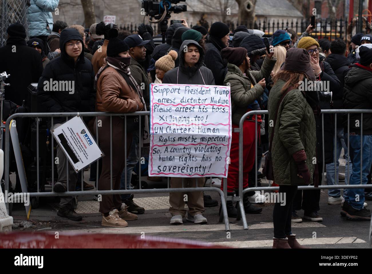 Centinaia di notizie e media, così come manifestanti con divergenze di opinione, hanno aspettato fuori dal tribunale degli Stati Uniti Daniel Patrick Moynihan a Lower Manhattan che il presidente Nicolás Maduro fosse consegnato per un'udienza giudiziaria dopo essere stato catturato in Venezuela e portato a New York per un processo. Foto Stock