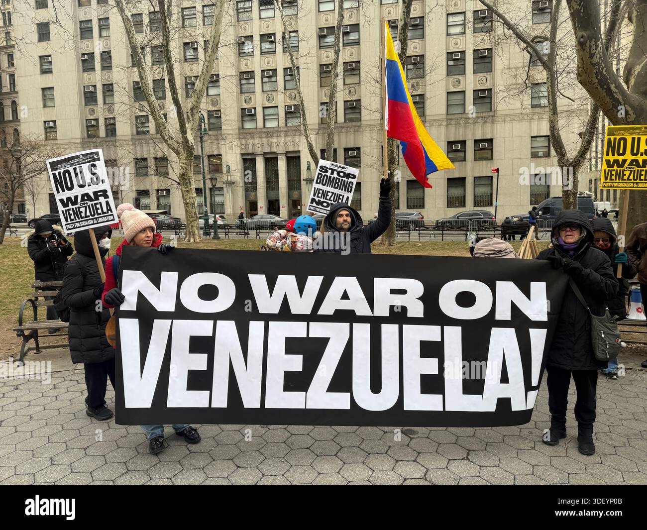 Centinaia di notizie e media, così come manifestanti con divergenze di opinione, hanno aspettato fuori dal tribunale degli Stati Uniti Daniel Patrick Moynihan a Lower Manhattan che il presidente Nicolás Maduro fosse consegnato per un'udienza giudiziaria dopo essere stato catturato in Venezuela e portato a New York per un processo. Foto Stock