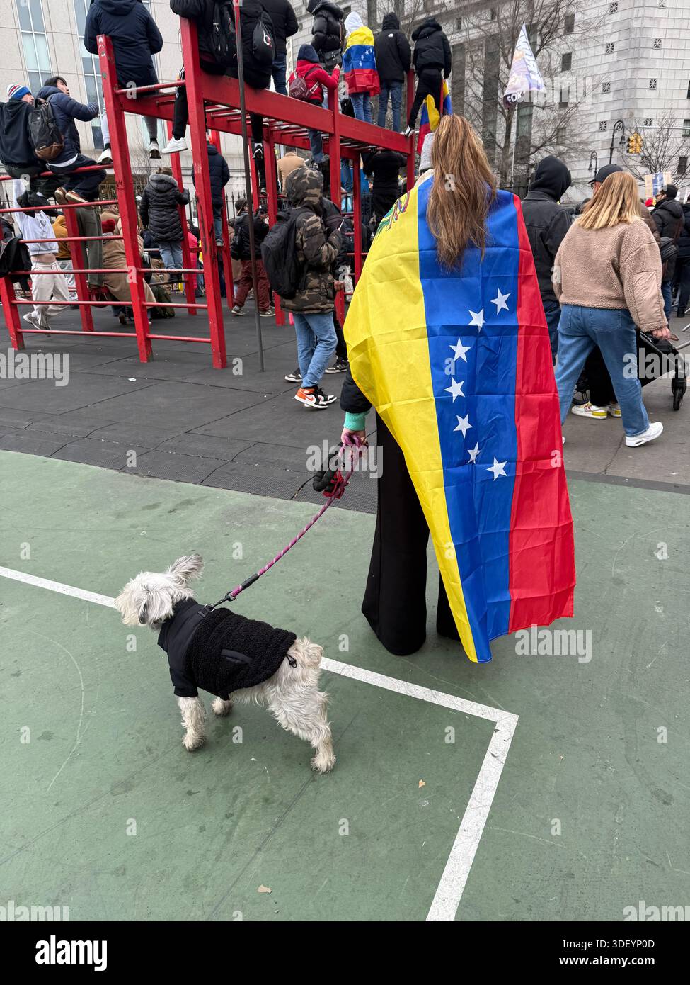 Centinaia di notizie e media, così come manifestanti con divergenze di opinione, hanno aspettato fuori dal tribunale degli Stati Uniti Daniel Patrick Moynihan a Lower Manhattan che il presidente Nicolás Maduro fosse consegnato per un'udienza giudiziaria dopo essere stato catturato in Venezuela e portato a New York per un processo. Foto Stock