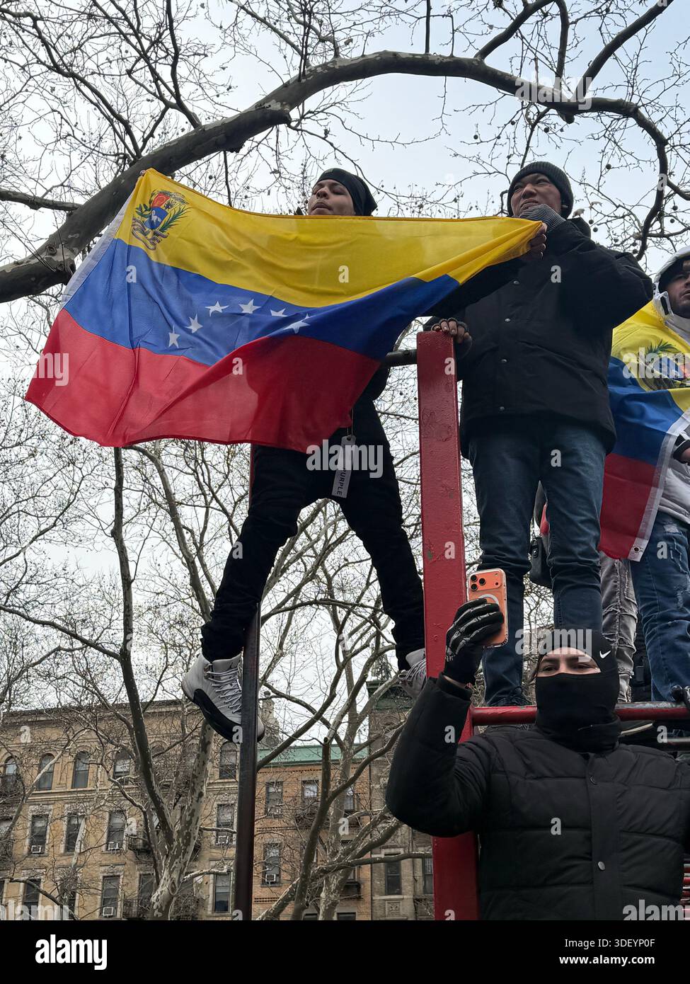 Centinaia di notizie e media, così come manifestanti con divergenze di opinione, hanno aspettato fuori dal tribunale degli Stati Uniti Daniel Patrick Moynihan a Lower Manhattan che il presidente Nicolás Maduro fosse consegnato per un'udienza giudiziaria dopo essere stato catturato in Venezuela e portato a New York per un processo. Foto Stock
