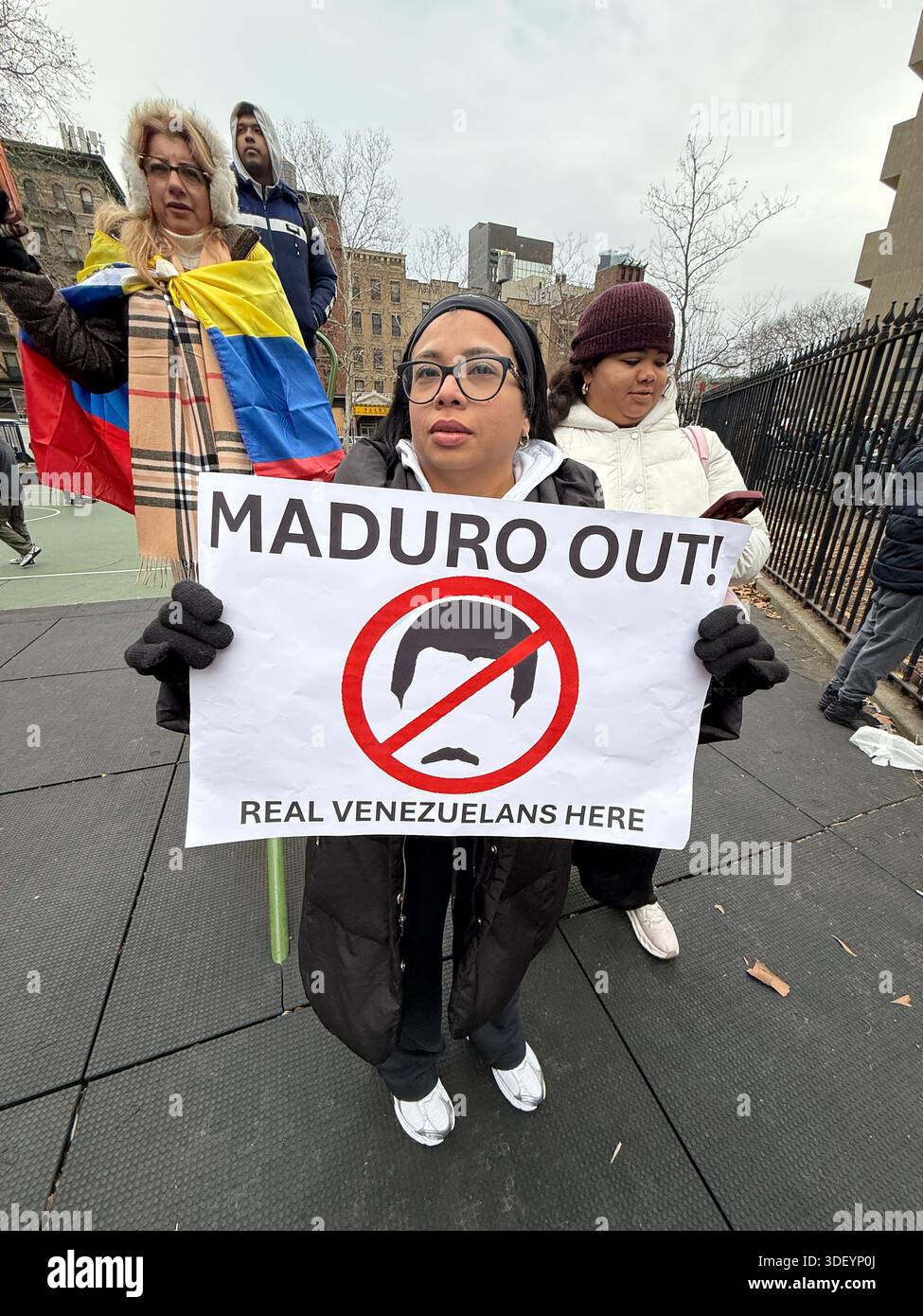 Centinaia di notizie e media, così come manifestanti con divergenze di opinione, hanno aspettato fuori dal tribunale degli Stati Uniti Daniel Patrick Moynihan a Lower Manhattan che il presidente Nicolás Maduro fosse consegnato per un'udienza giudiziaria dopo essere stato catturato in Venezuela e portato a New York per un processo. Foto Stock